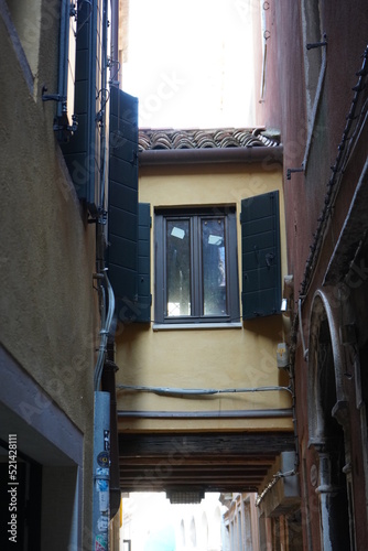 Fototapeta Naklejka Na Ścianę i Meble -  Venice Building old architecture streets italy lamp san marco important buildings Church small allies window gate arch 