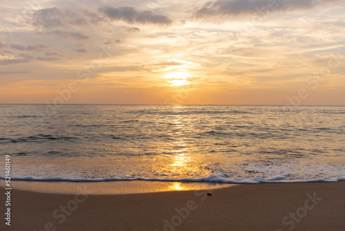 夕日とビーチ © 歌うカメラマン