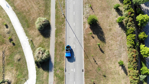 Cuadro en lienzo People traveling, road trip through beautiful countryside scenery in sunny summer