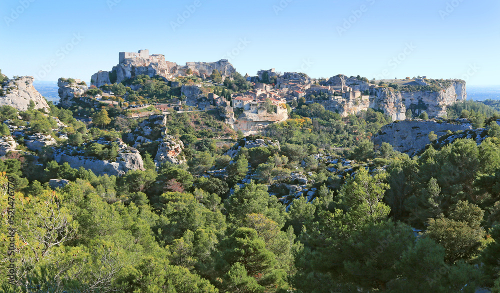Les Baux-de-Provence , village médiéval perché sur son rocher.