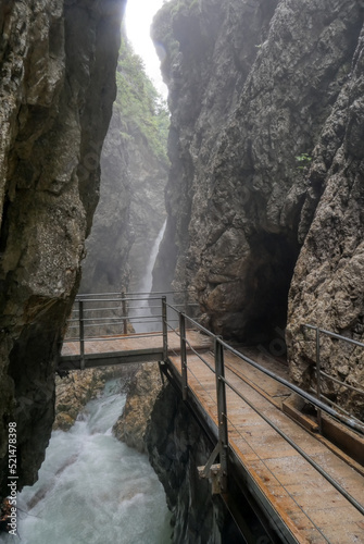 Steg und Wasserfall in der Leutascher Ache bei Mittenwald