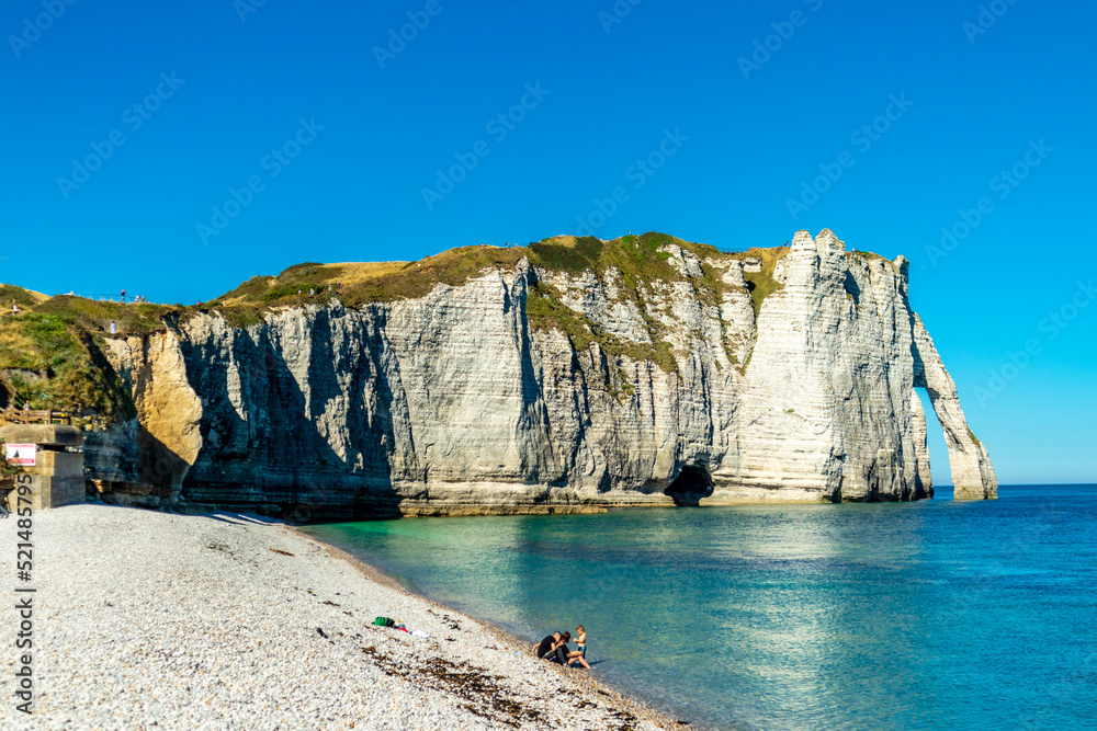 Strandspaziergang an der schönen Alabasterküste bei Étretat - Normandie - Frankreich