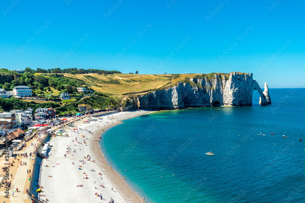 Obraz premium Strandspaziergang an der schönen Alabasterküste bei Étretat - Normandie - Frankreich