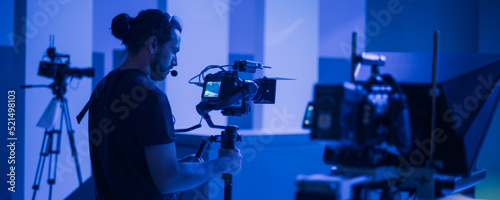Foto Director of photography with a camera in his hands on the set