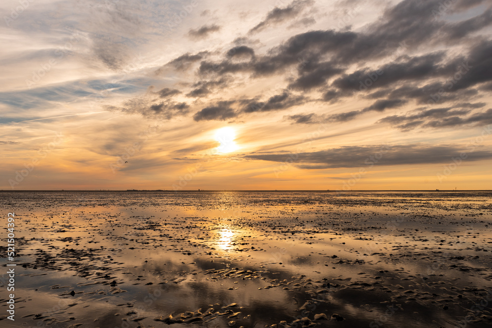 Sonnenuntergang an der Nordsee im Wattenmeer in Cuxhaven