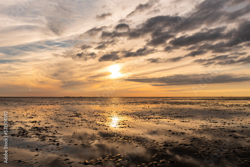 Sonnenuntergang an der Nordsee im Wattenmeer in Cuxhaven