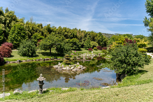 Jardin zen japonais au printemps sous ciel bleu photo