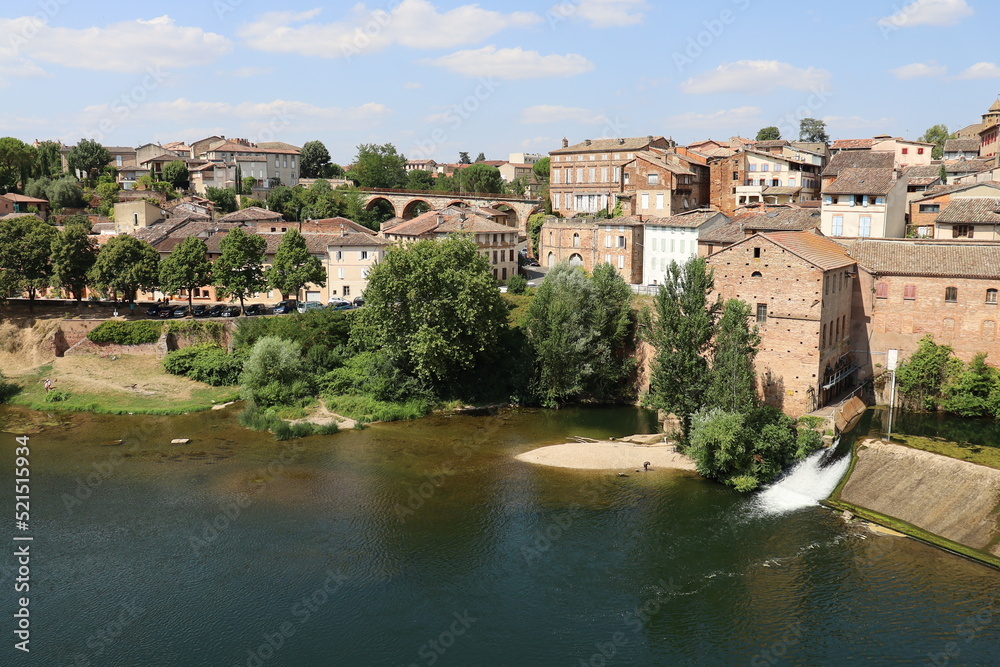 Vue d'ensemble de la ville le long de la rivière Tarn, ville de Gaillac, département du Tarn, France