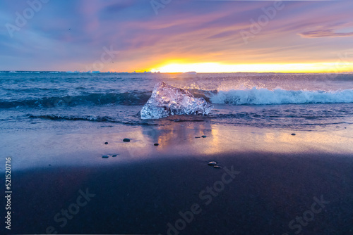 Fototapeta Naklejka Na Ścianę i Meble -  Sonnenaufgang am traumhaften diamond beach auf Island 