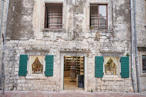 Fototapeta Naklejka Na Ścianę i Meble -  Gift shops in old town of Kotor, Montenegro