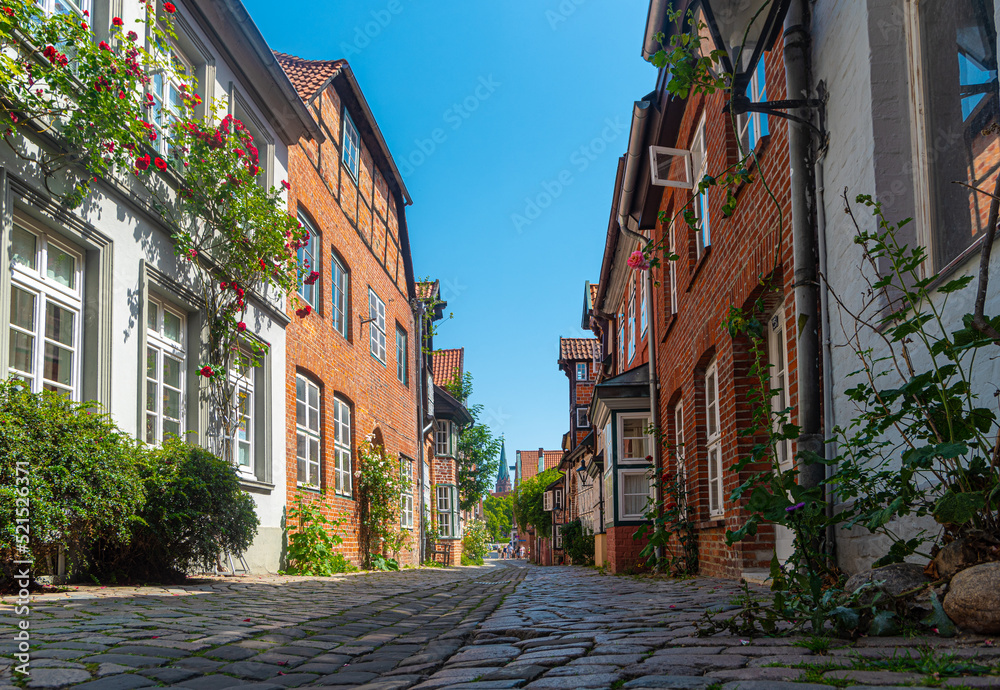 Gasse mit Backsteinhäusern in der Altstadt von Lüneburg