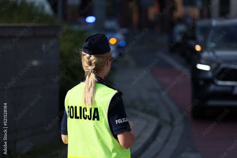 Polska Policja na służbie w czasie patrolu na mieście. - obrazy, fototapety, plakaty 