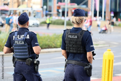 Polska Policja na służbie w czasie patrolu na mieście.