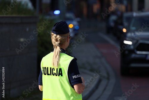 Polska Policja na służbie w czasie patrolu na mieście.