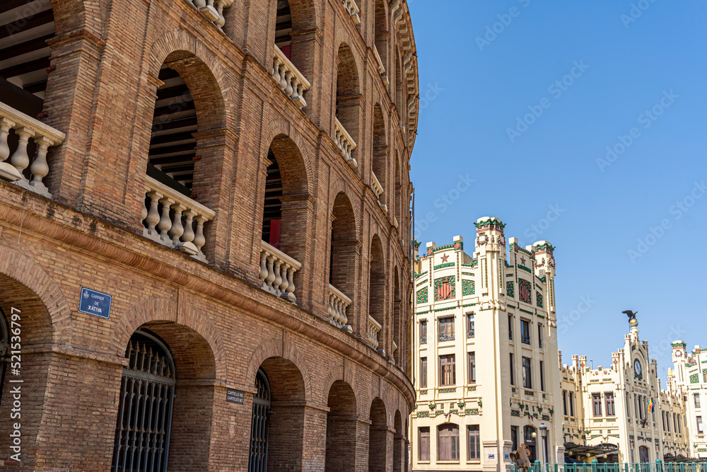 façade de l'arène de Valencia avec une tour de la gare du nord en arrière plan