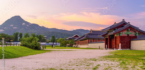 Canvas Print Gyeongbokgung Palace in downtown Seoul at sunset