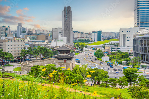 Photography Downtown Seoul city skyline at Dongdaemun Gate, cityscape of South Korea