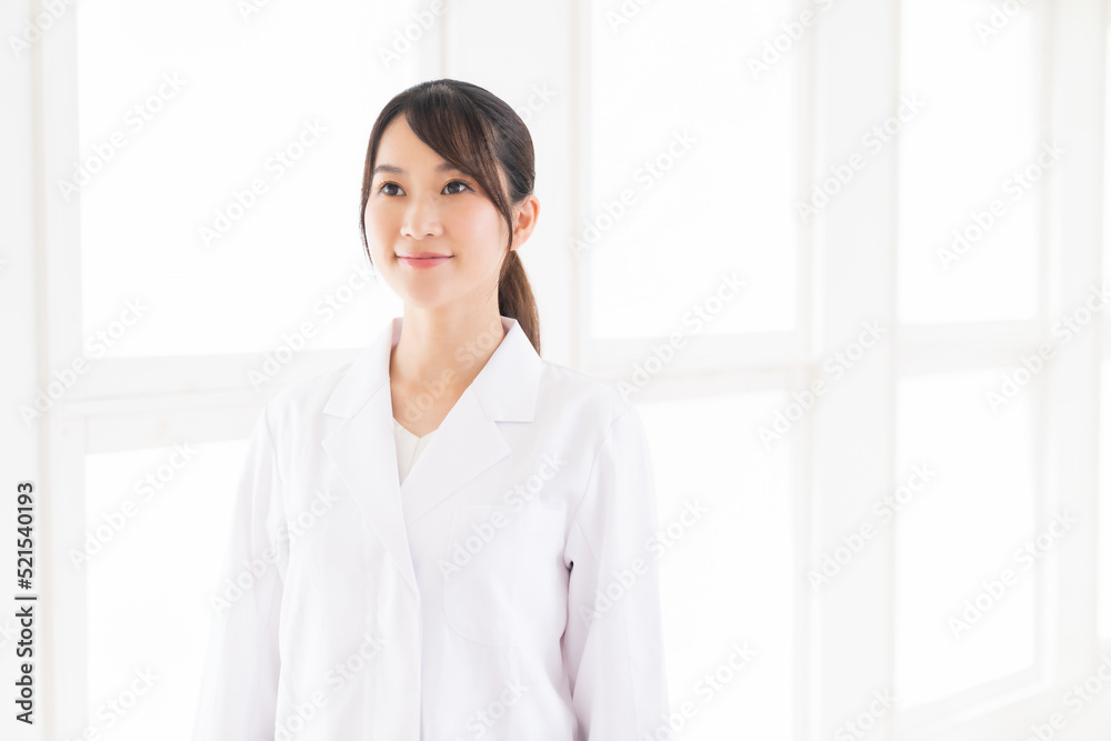 白衣の女性 白衣の女性