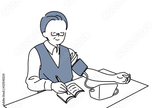 血圧を計り記録する男性