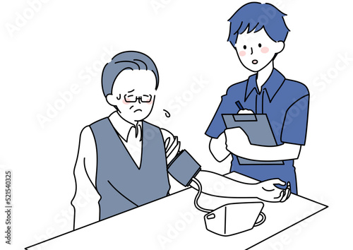 血圧を計り記録してもらう男性