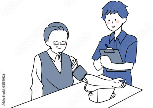 血圧を計り記録してもらう男性