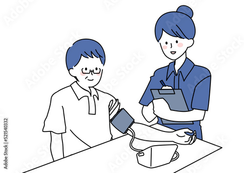 血圧を計り記録してもらう男性
