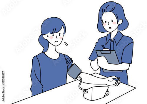 血圧を計り記録してもらう女性