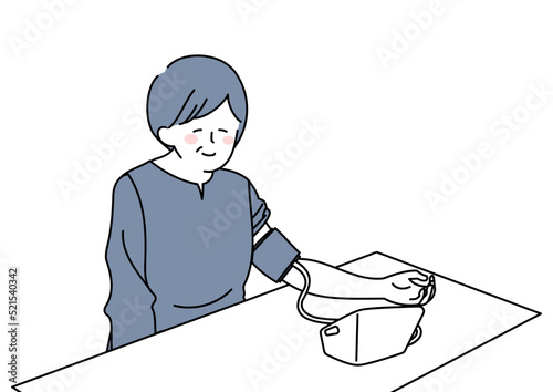 血圧を計る女性