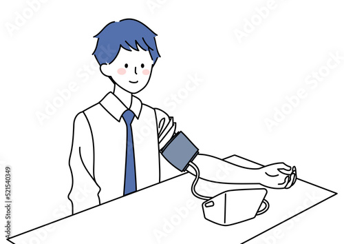 血圧を測る男性