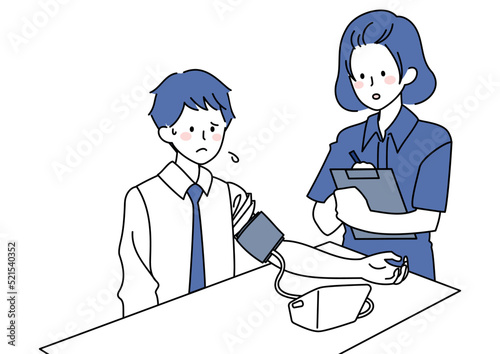 血圧を計り記録してもらう男性