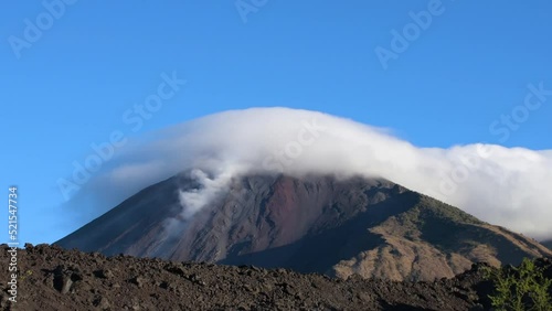Volcán de Pacaya cubierto de nubes ilustrando el clima cambiante en un timelapse photo
