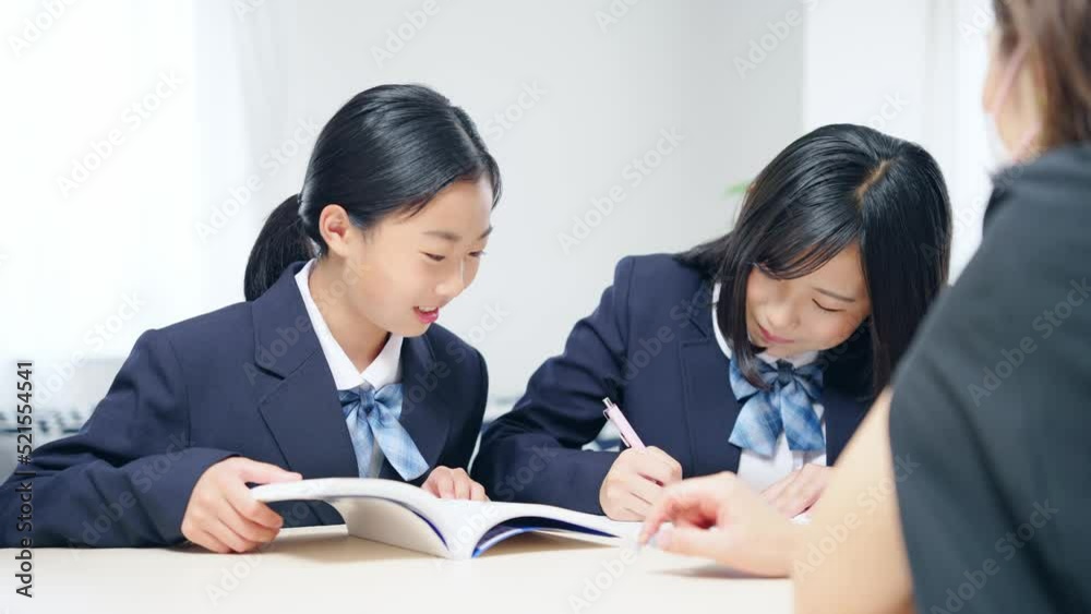 指導を受ける二人の女子学生