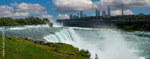  Niagara Falls Looking to Canada