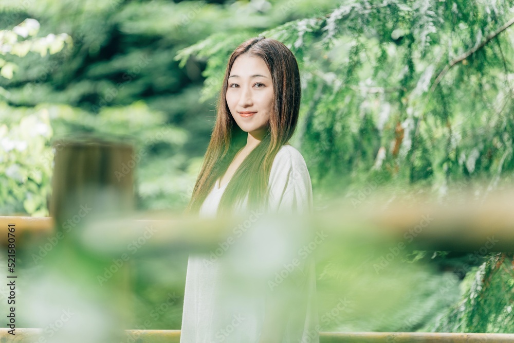 森の中を歩く日本人女性(カメラ目線)
森の中を歩く日本人女性(カメラ目線)