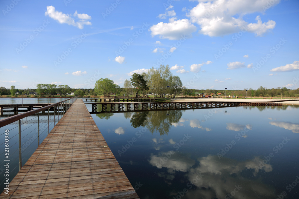 Fragment kąpieliska, molo, woda i plaża, krajobraz.