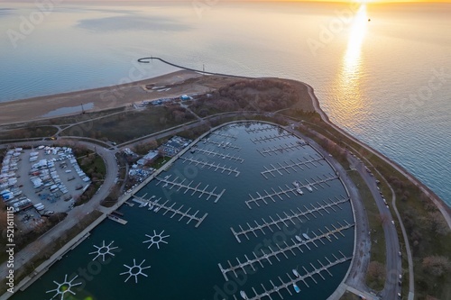 Foto Aerial view of green parks and harbors on peninsulas of Montrose, Chicago at sun