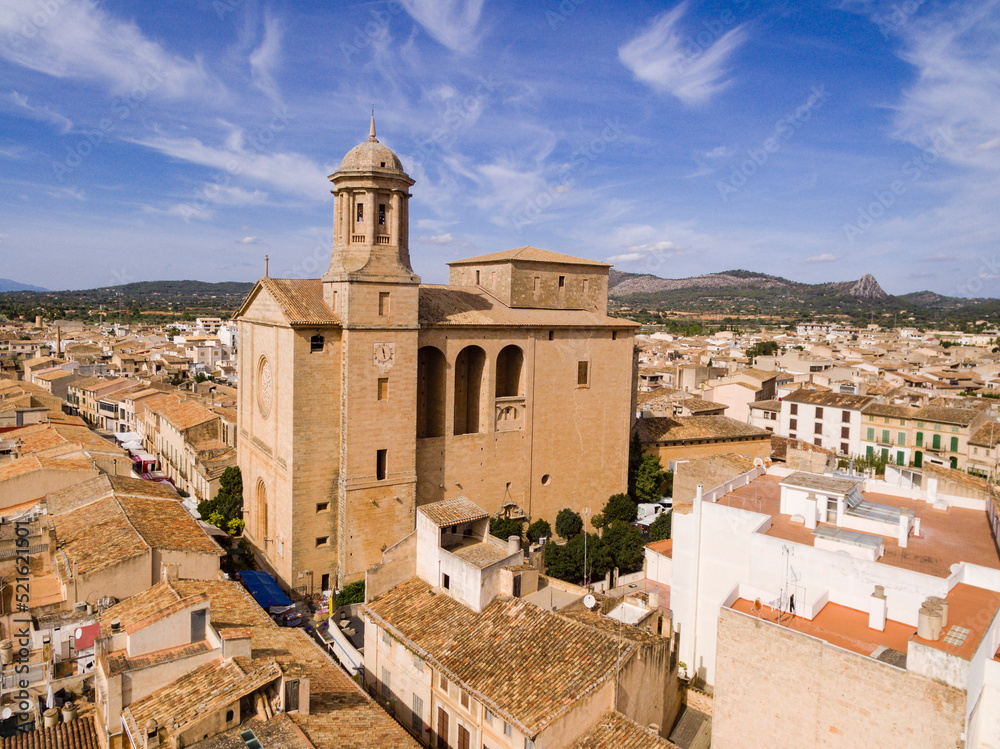 Obraz premium vista aerea del pueblo de Llucmajor y la iglesia parroquial de Sant Miquel, Llucmajor, Mallorca, balearic islands, spain, europe