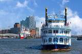 Hamburg, Hafenszene Elbe mit Elbphilharmonie