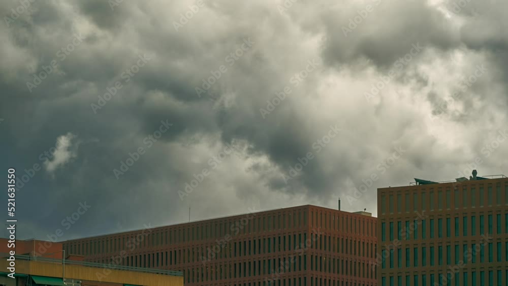 El cielo anuncia tormenta en Barcelona
