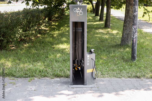 Automatic tire inflator for bicycle , this device is used to inflate the tyre with low air