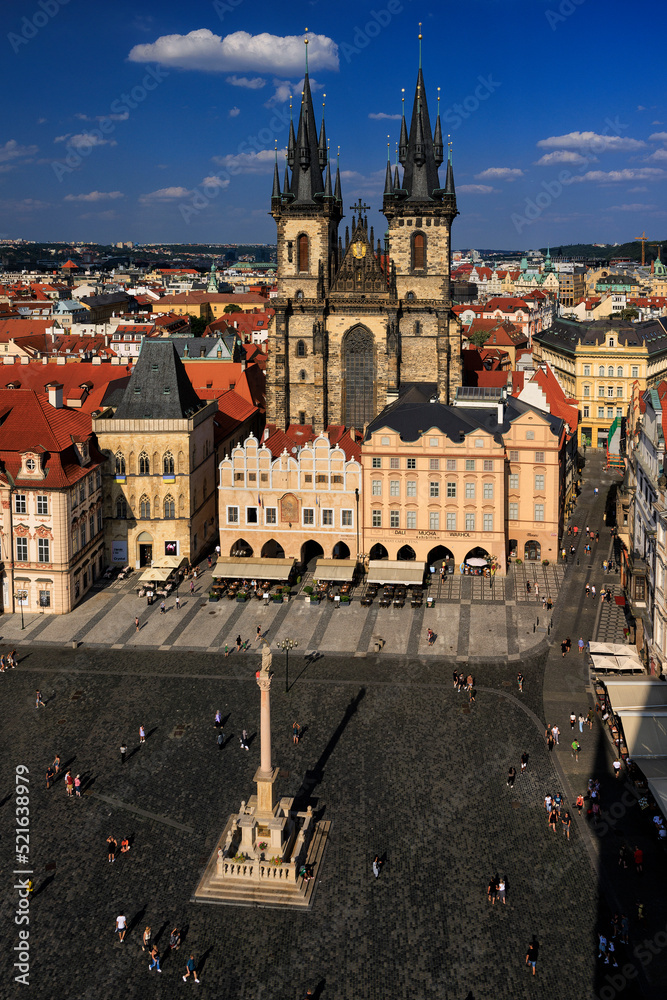 Blick vom Rathausturm auf den Altstaedter Ring und die Teynkirche, Prag, Tschechien 