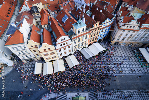 Blick vom Rathausturm auf den Altstaedter Ring, Touristen beim Beobachten des Uhrenspiels, Prag, Tschechien Prag, Tschechien 
