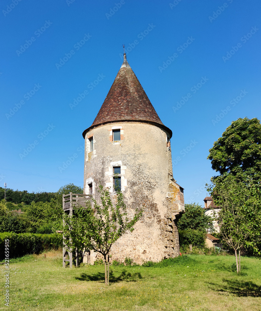 La tour (XII ème siècle) du vieux château de La Ferté-Loupière