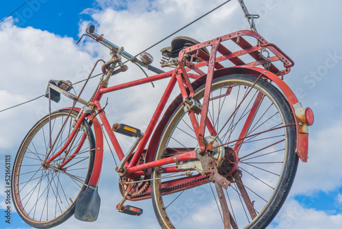 青空に浮かぶ赤い自転車