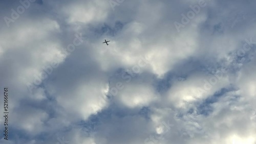 Avión pasa volando bajo las nubes