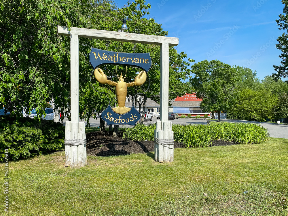 Fotka „Weathervane Seafood Restaurant sign with lobster in West Lebanon, New Hampshire