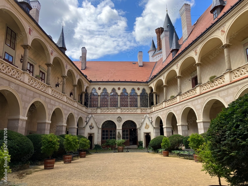 Obraz premium Courtyard of Zleby Castle in Czech Republic