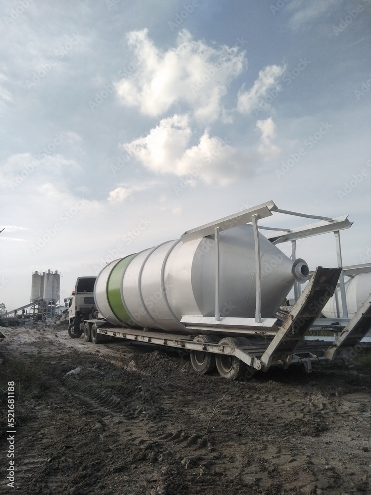 Obraz premium Silo getting transported