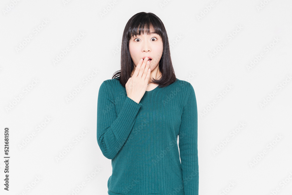 白背景に立って、驚いている女性 白背景に立って、驚いている女性