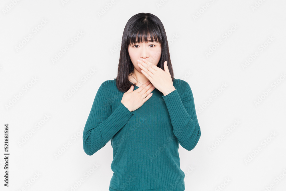白背景の前に立っている、喉が痛い女性 白背景の前に立っている、喉が痛い女性